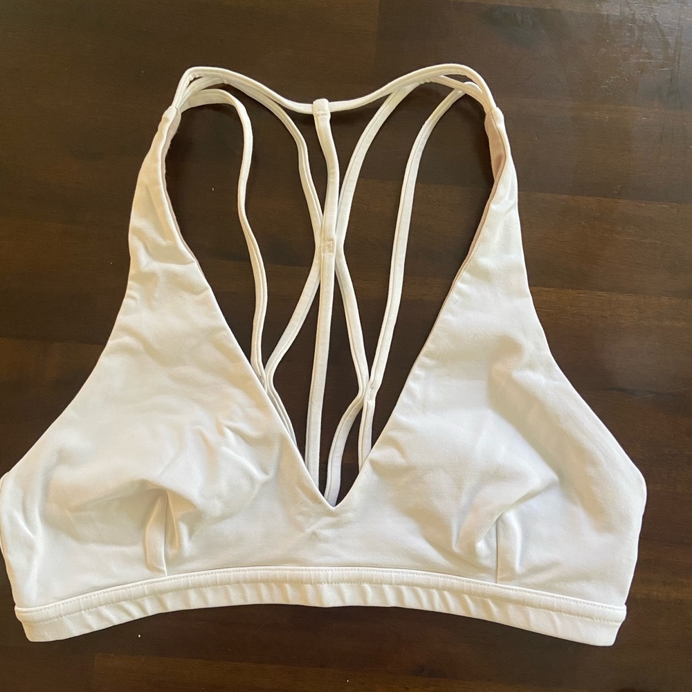 White Lululemon Sports Bra in Like New Condition 🤍